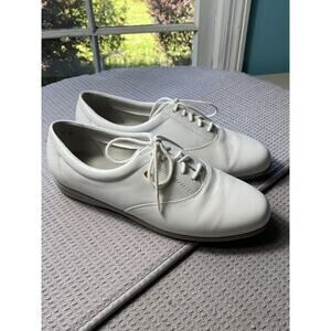 Ladies Easy Spirit Esmotion White Leather Walker Shoes Women Size 7M sku 249